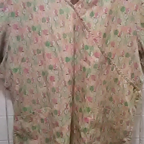 Apple Scrub top - Picture 2 of 4